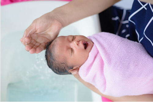 How to bathe your newborn baby - top and tail